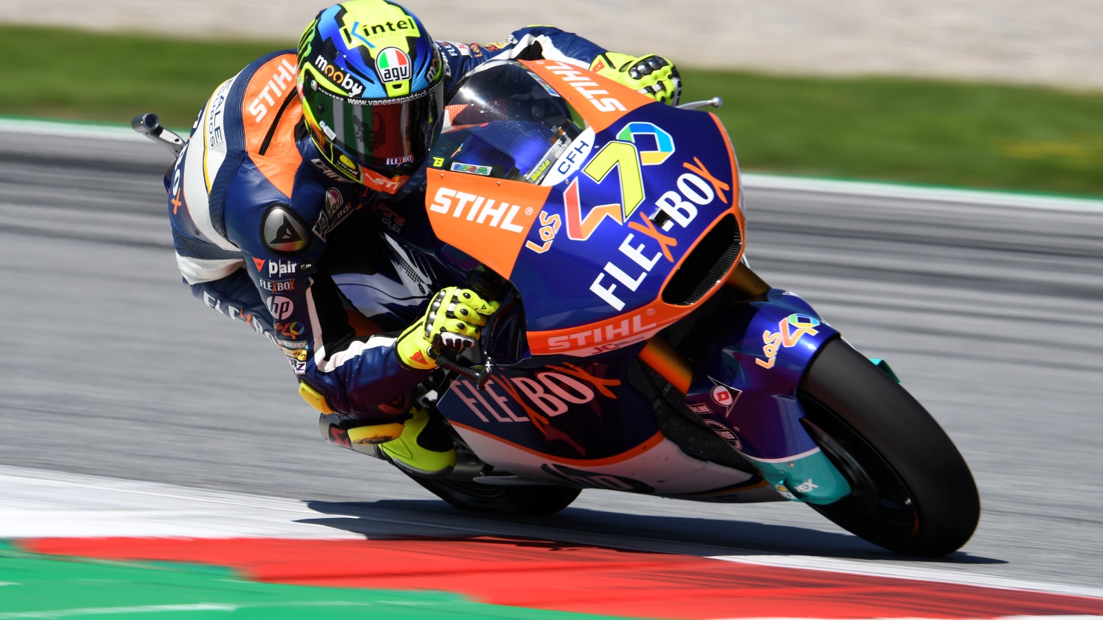 Brad Binder devuelve a KTM a lo alto de Moto2 y Álex Márquez es más líder