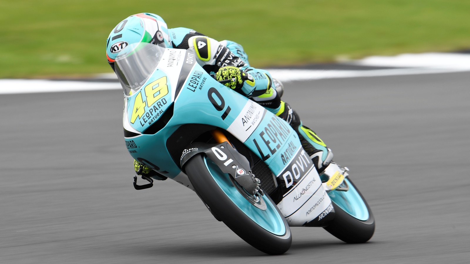 Tony Arbolino se lleva la pole de Moto3 tras pulverizar tres veces el récord de Silverstone