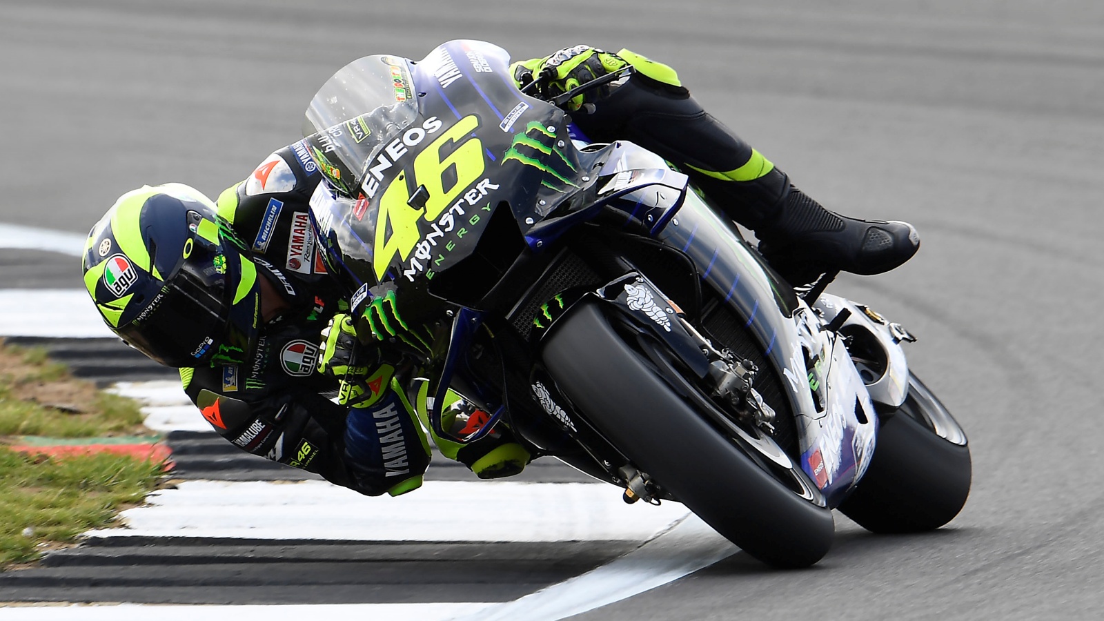 Marc Márquez vuela en Silverstone para lograr la pole delante de Valentino Rossi