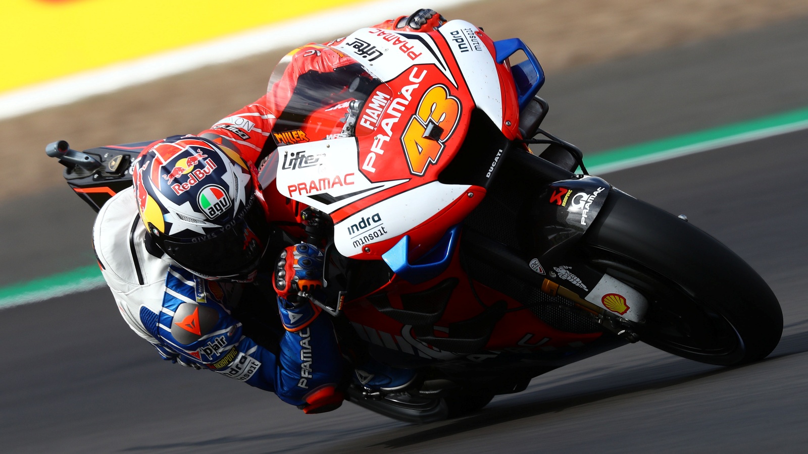 Marc Márquez vuela en Silverstone para lograr la pole delante de Valentino Rossi
