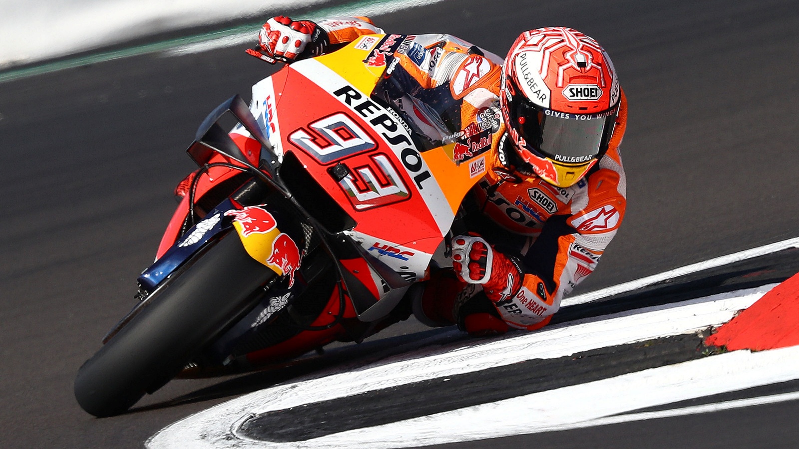 Álex Rins bate a Marc Márquez con un adelantamiento inolvidable en Silverstone