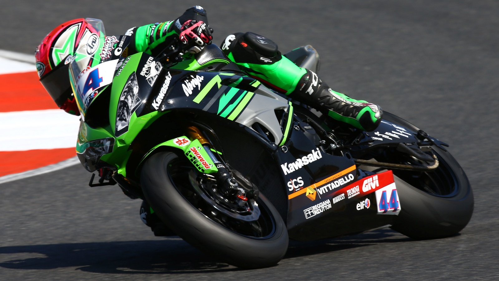 Federico Caricasulo vence con suerte a Randy Krummenacher y aprieta Supersport