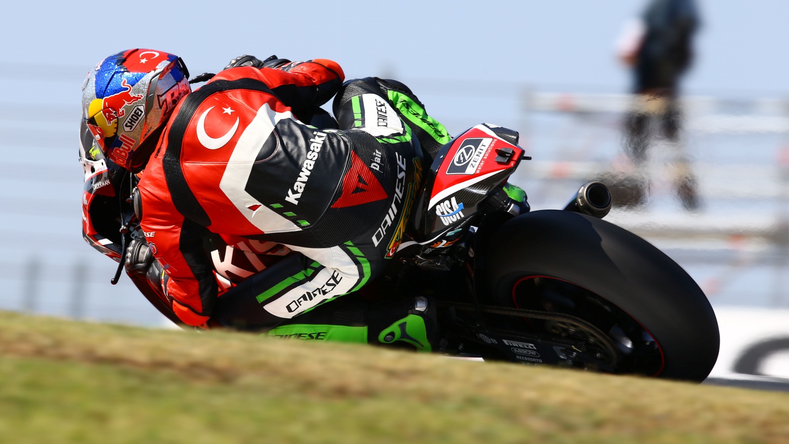 Álvaro Bautista acaba con su sequía ganadora destronando a Jonathan Rea en Portimao