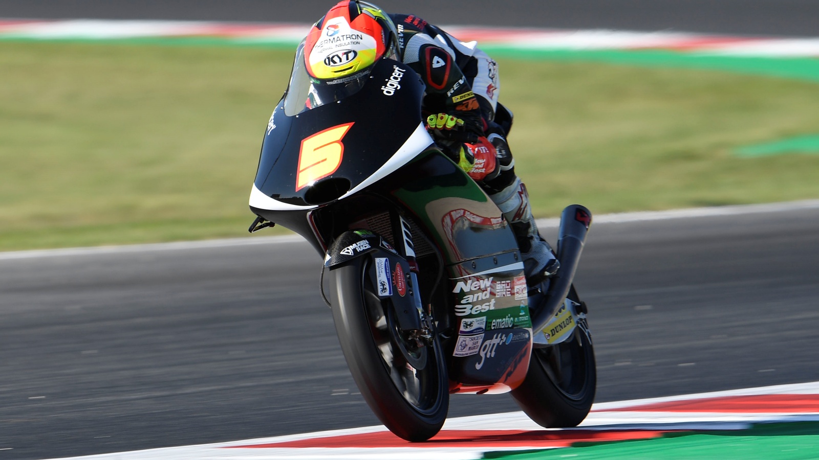 Tatsuki Suzuki logra en Misano su primera victoria en una carrera loca de Moto3