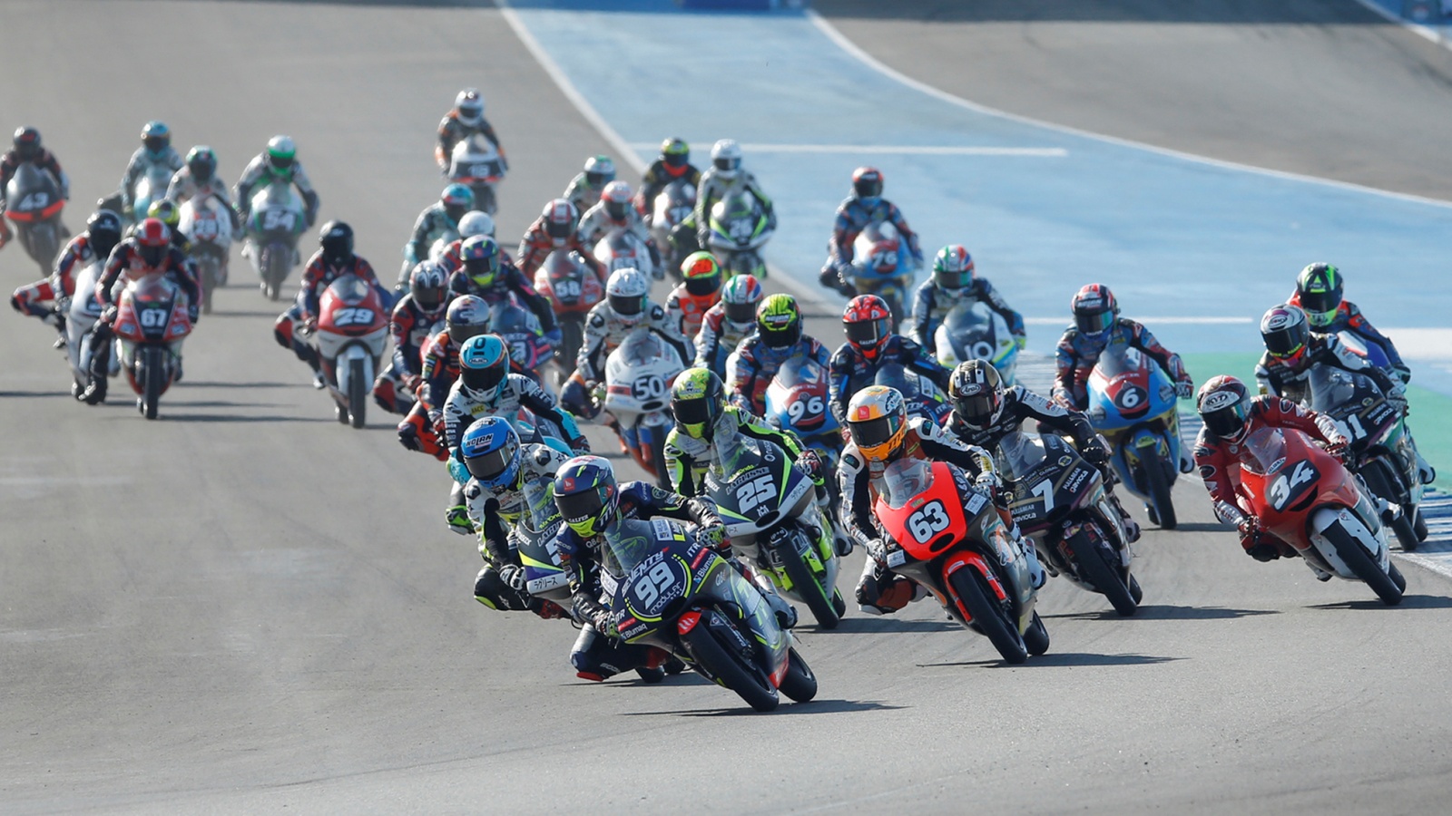 Carlos Tatay se lleva el doblete en Jerez y Jeremy Alcoba es más líder de Moto3