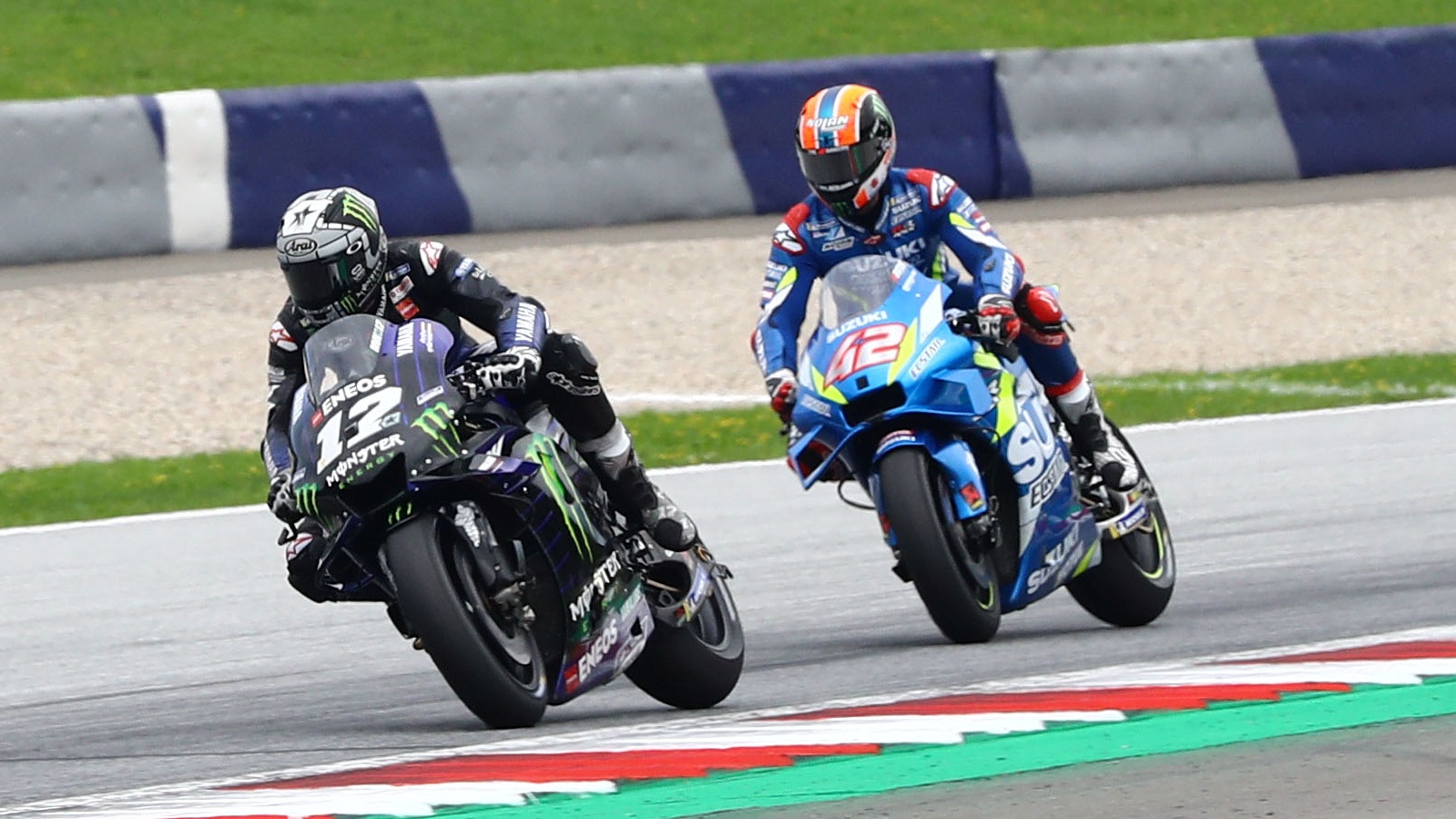 Maverick Viñales, entre una pared y tres espadas