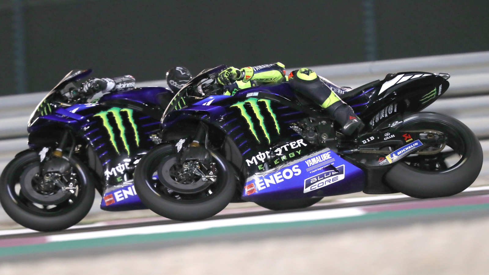 Maverick Viñales, entre una pared y tres espadas