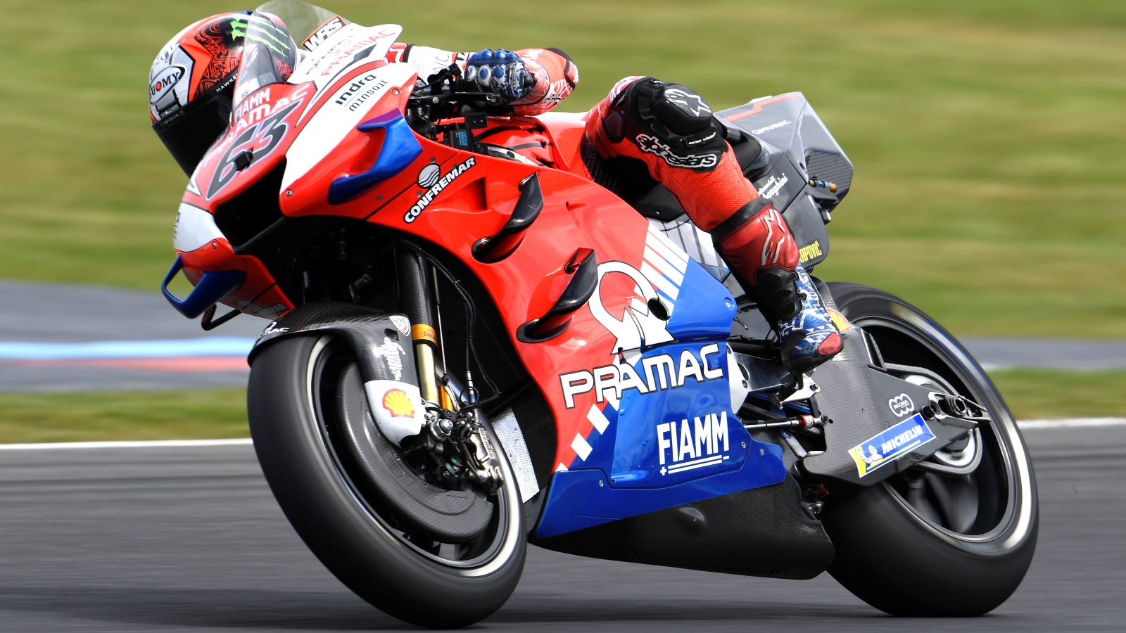 Marc Márquez se impone en Australia ante un Maverick Viñales que se fue al suelo