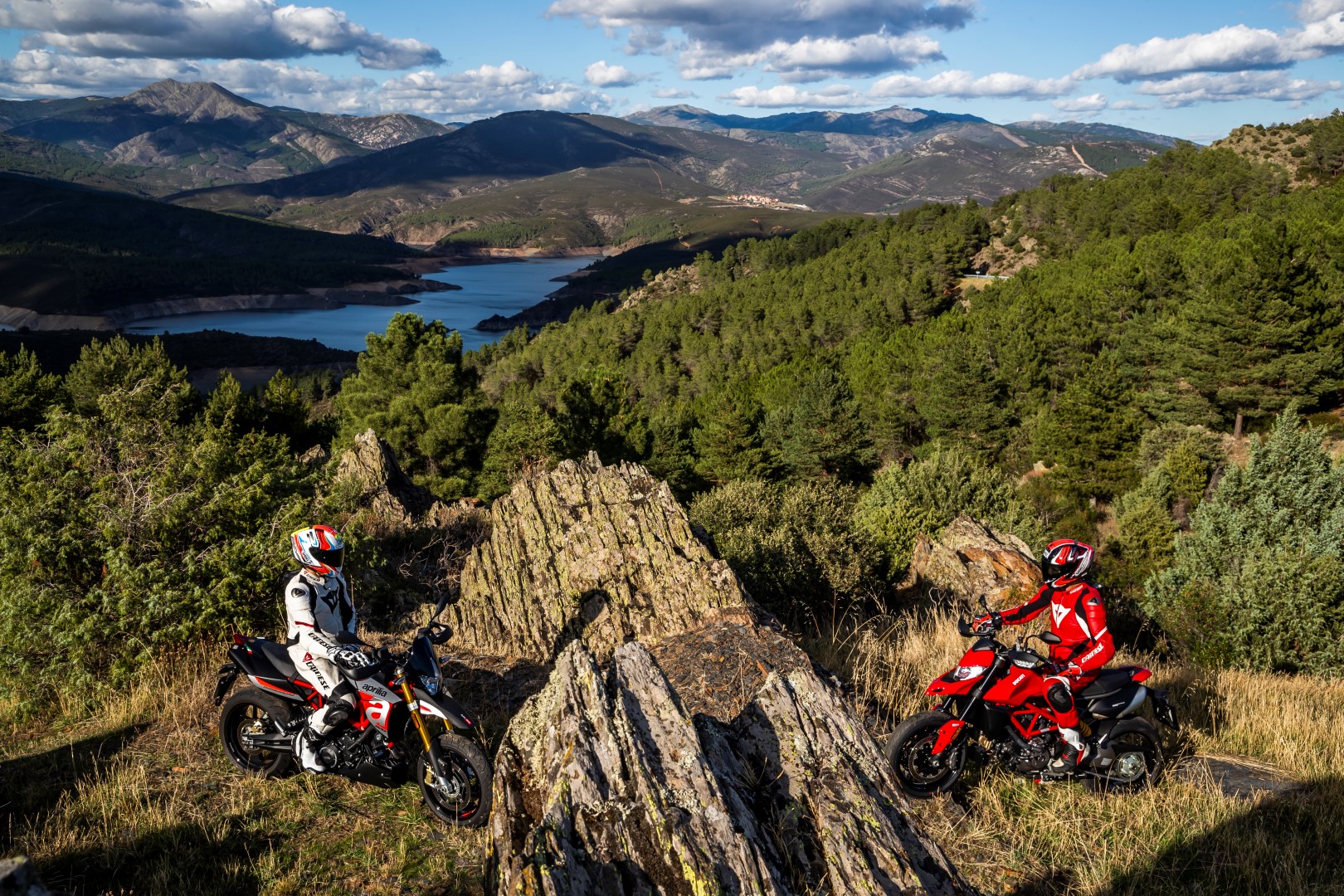 Cuerpo a Cuerpo Aprilia Dorsoduro 900 - Ducati Hypermotard 950