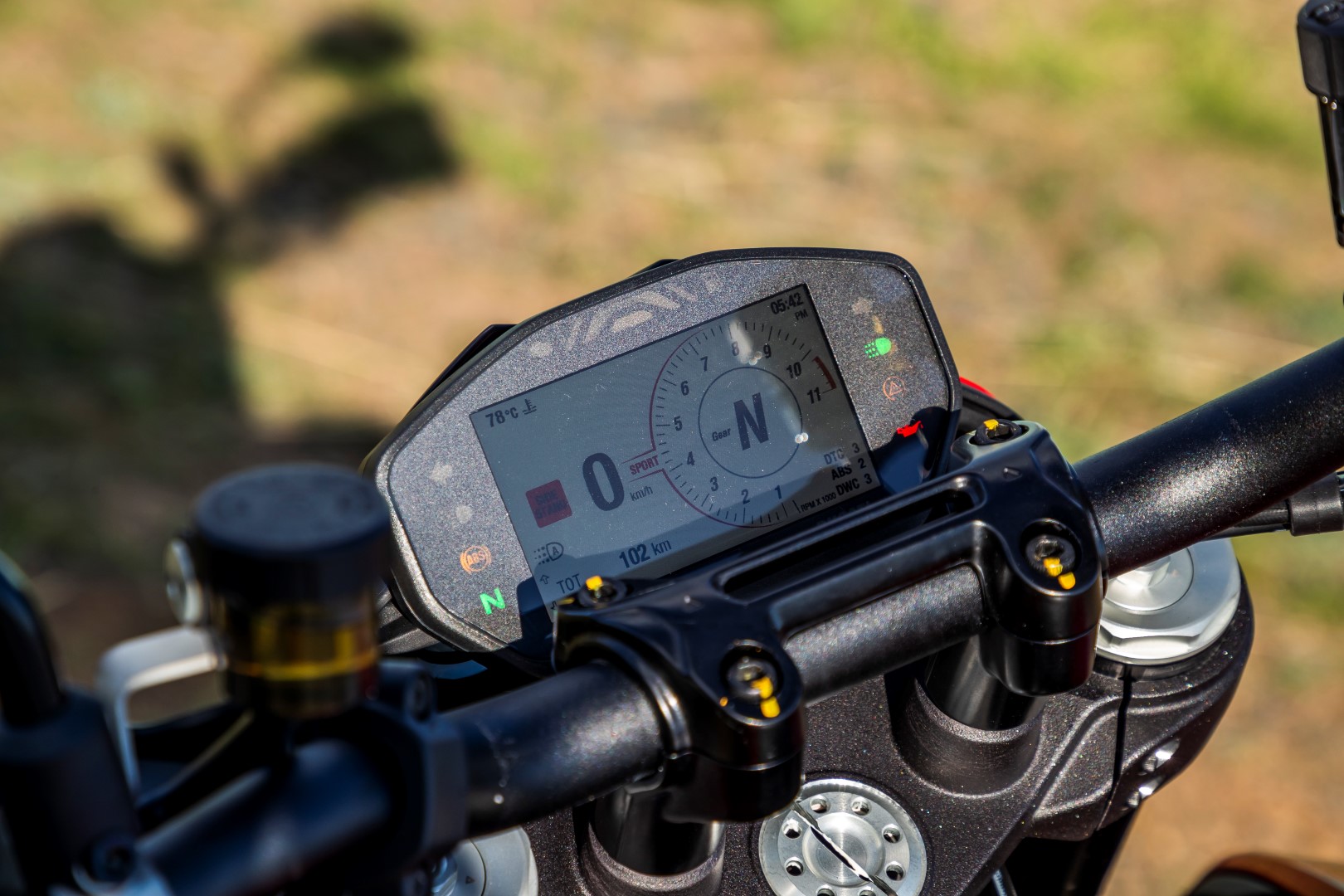 Cuerpo a Cuerpo Aprilia Dorsoduro 900 - Ducati Hypermotard 950