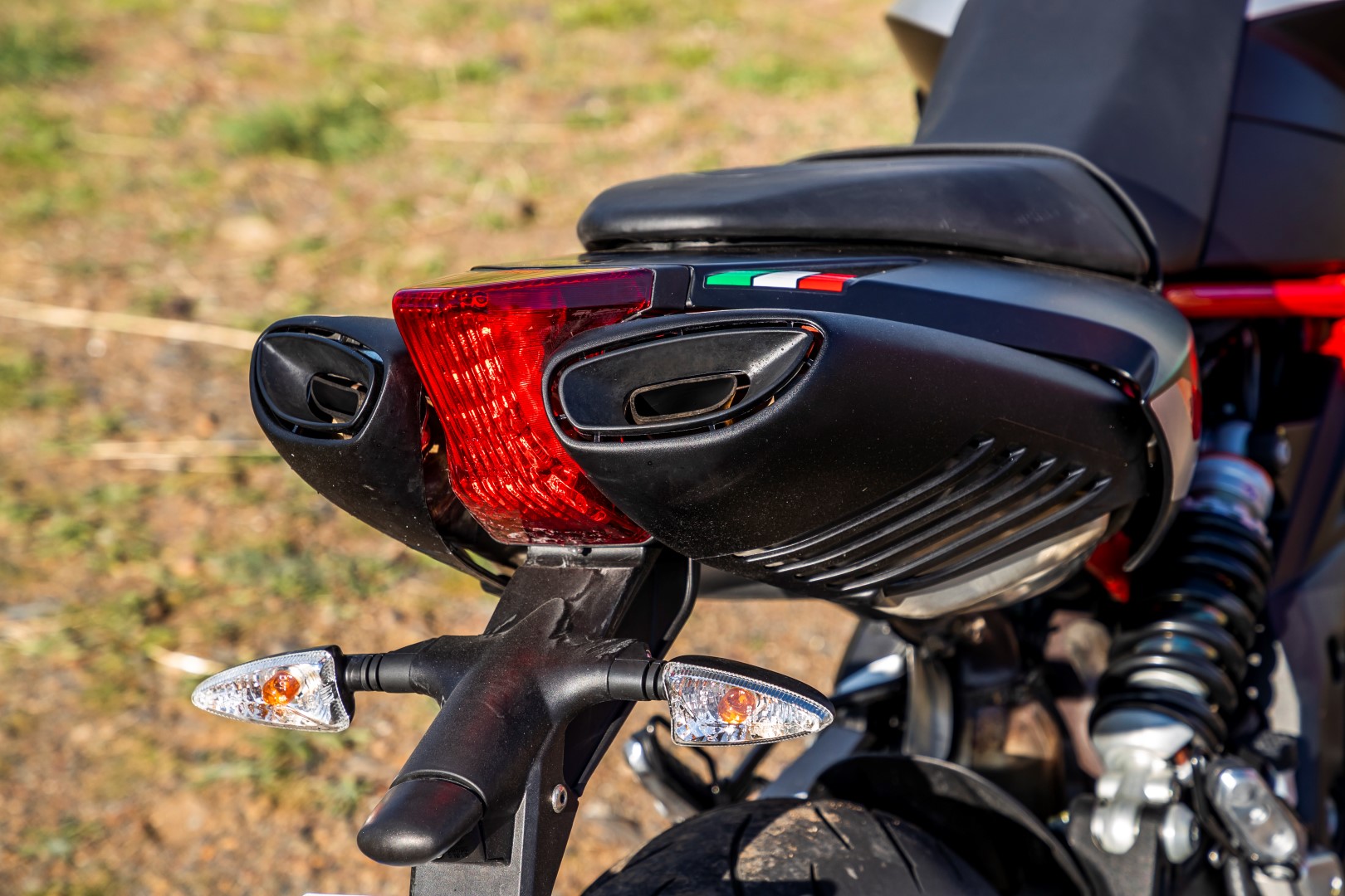 Cuerpo a Cuerpo Aprilia Dorsoduro 900 - Ducati Hypermotard 950