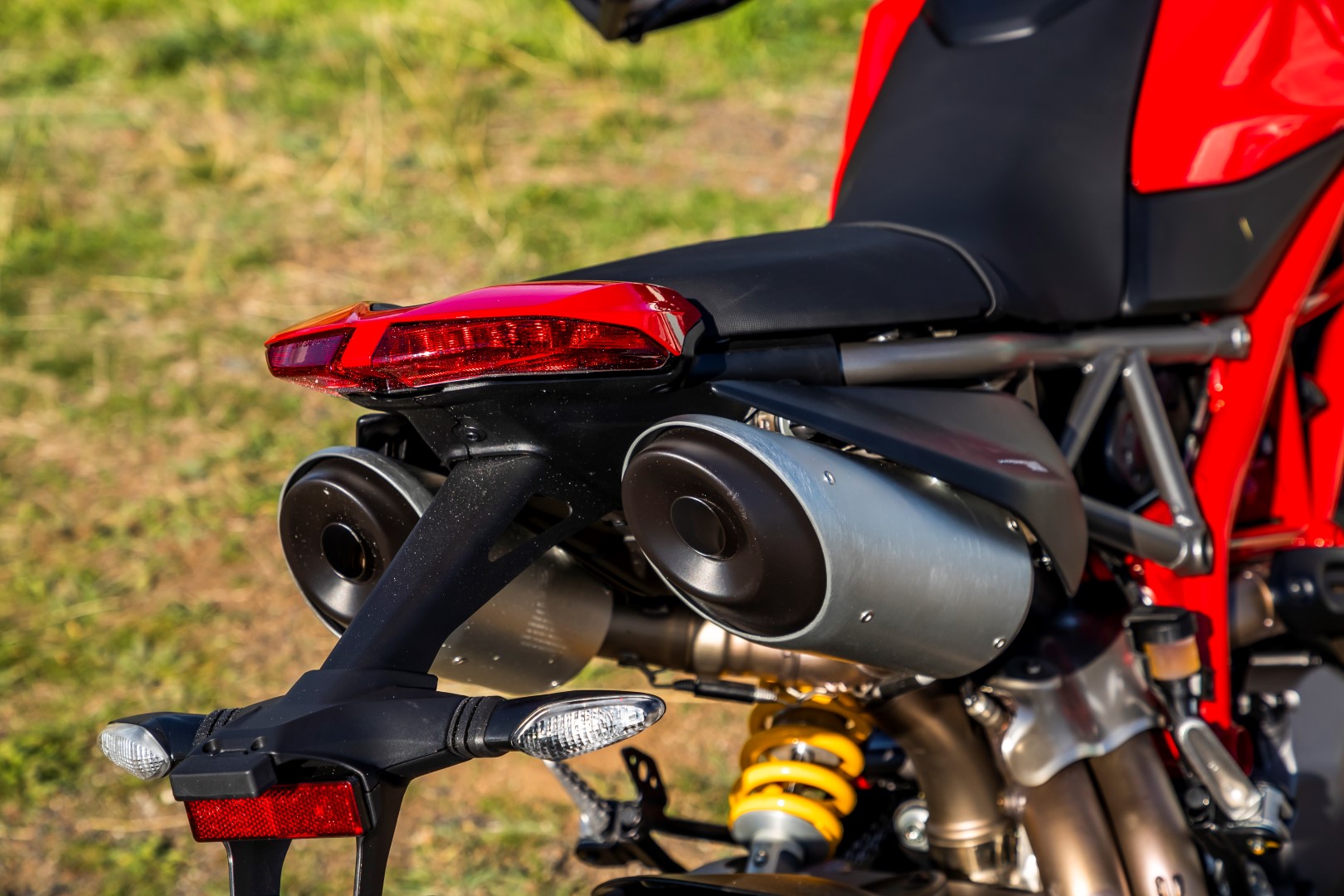 Cuerpo a Cuerpo Aprilia Dorsoduro 900 - Ducati Hypermotard 950