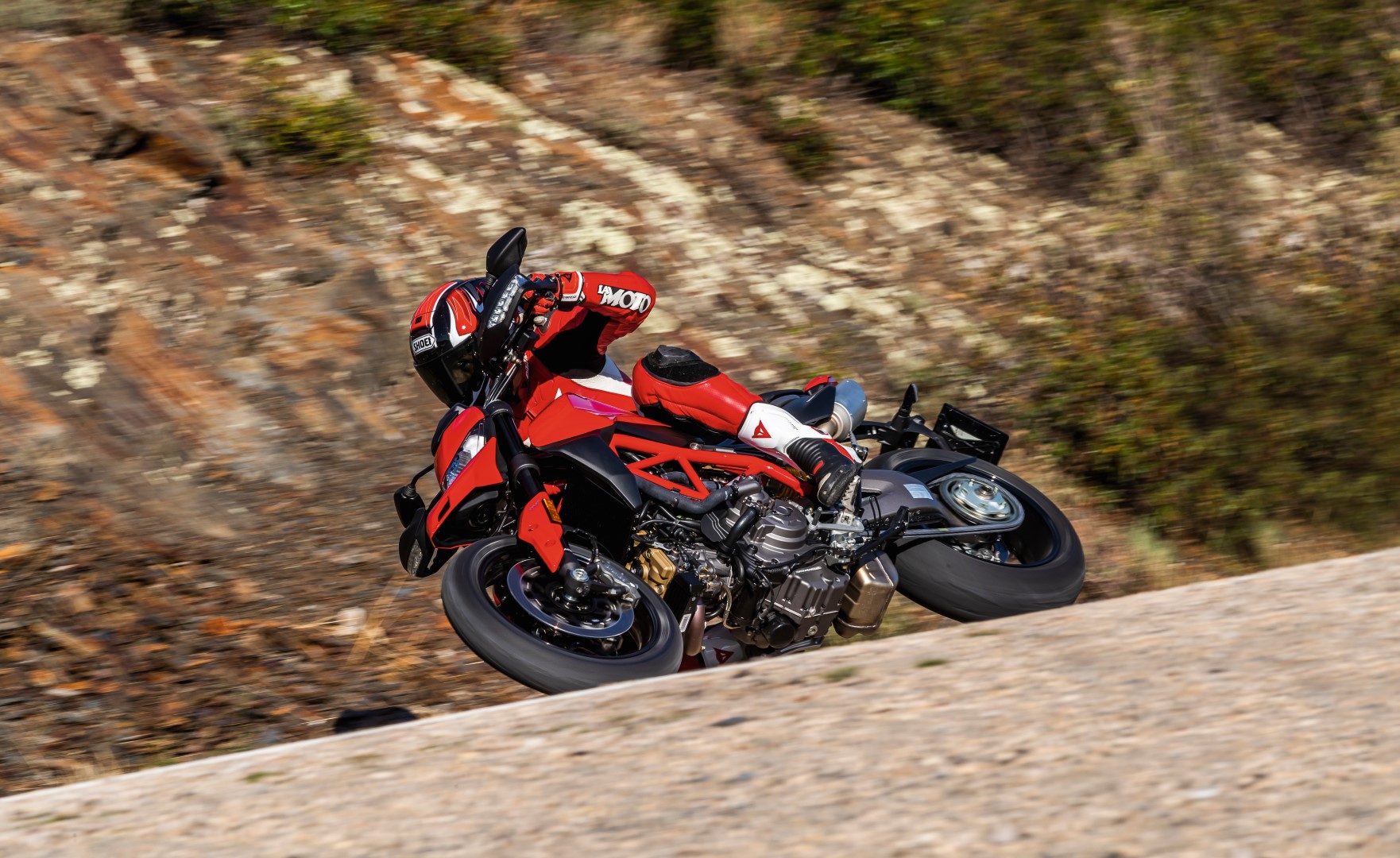 Cuerpo a Cuerpo Aprilia Dorsoduro 900 - Ducati Hypermotard 950