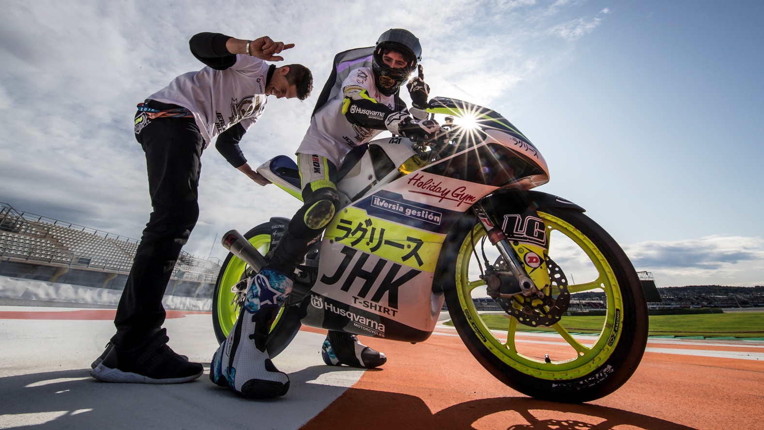 Jeremy Alcoba se proclama campeón del mundo junior de Moto3 ganando en Valencia