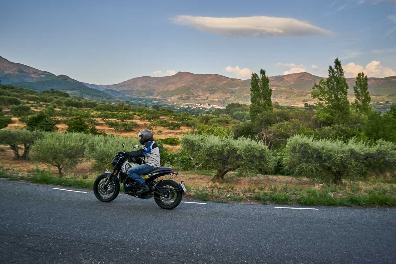 Ruta por Gredos con la Benelli Leoncino Trail
