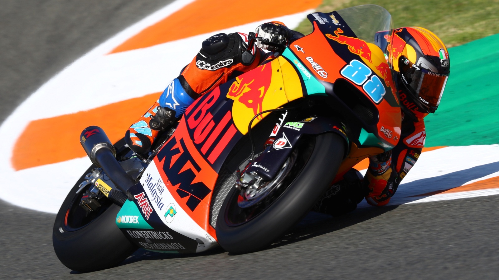 Brad Binder se despide de Moto2 con su tercera victoria consecutiva en Valencia