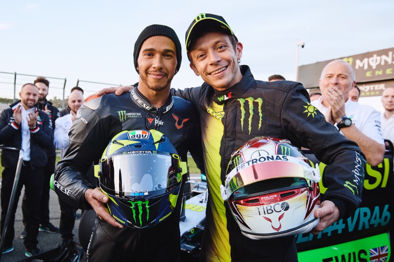 Valentino Rossi vuelve a subirse a un Formula Uno… ¡y Lewis Hamilton a la Yamaha de MotoGP!