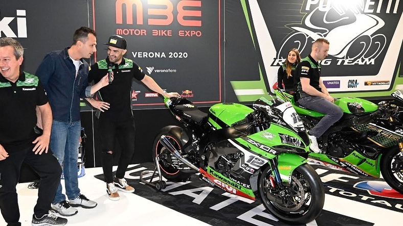Xavi Forés enseña su Kawasaki ZX-10RR para el Mundial de Superbike 2020