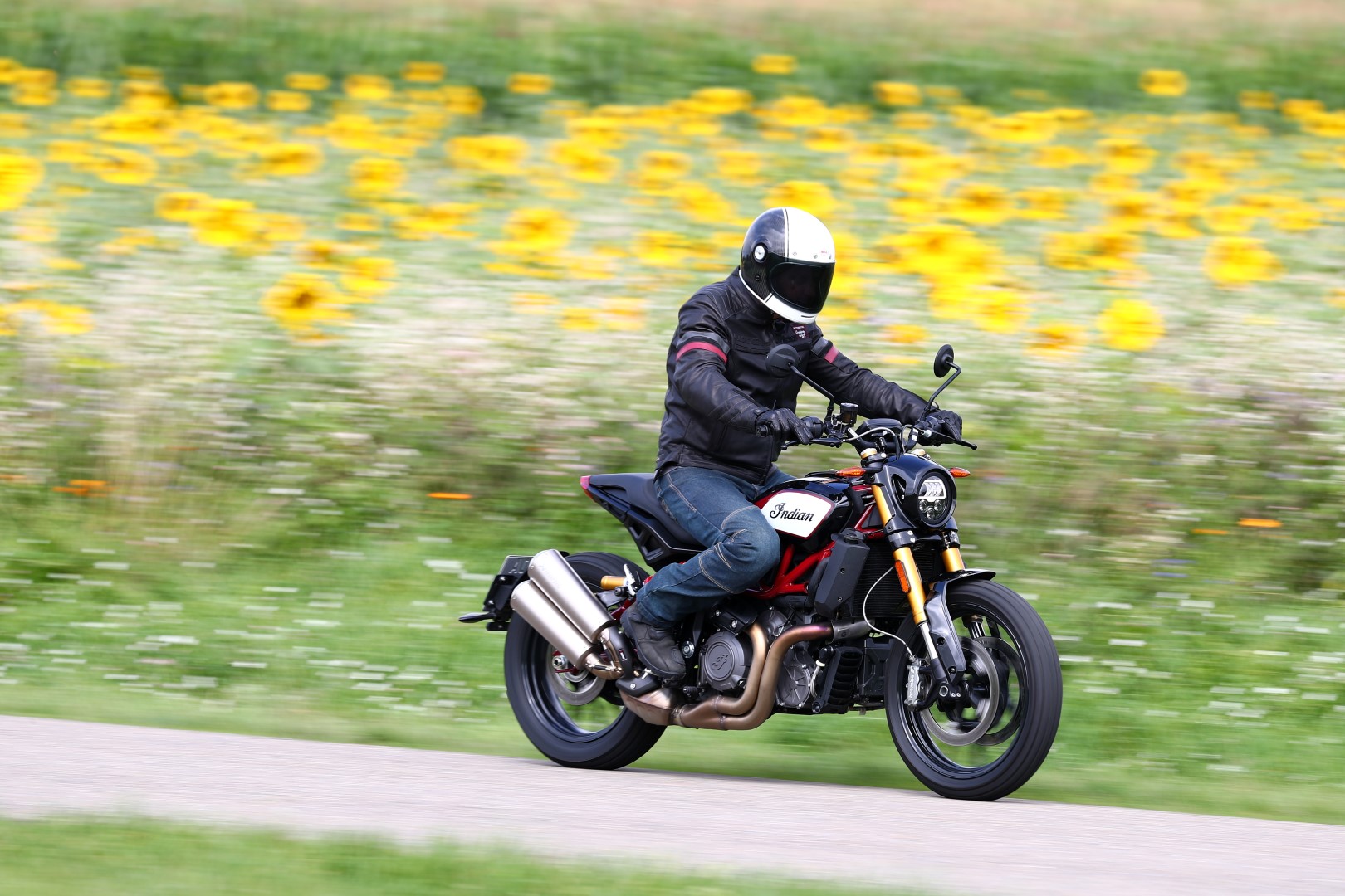 Comparativa BMW R nineT Scrambler vs Scrambler Ducati 1100 Sport vs  Indian FTR 1200 S Race Replica