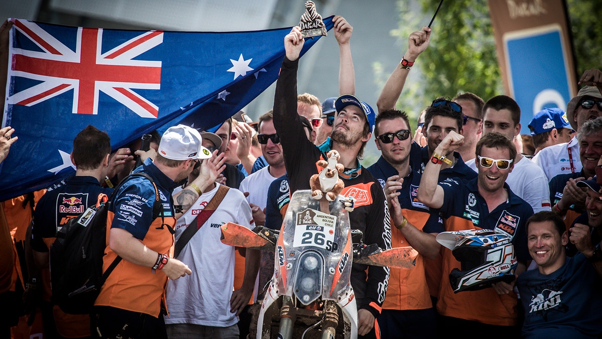 Toby Price, el gigante del Dakar que ha convertido el podio en su vivac particular