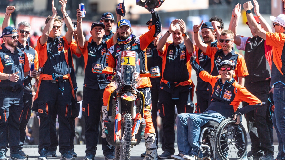 Toby Price, el gigante del Dakar que ha convertido el podio en su vivac particular