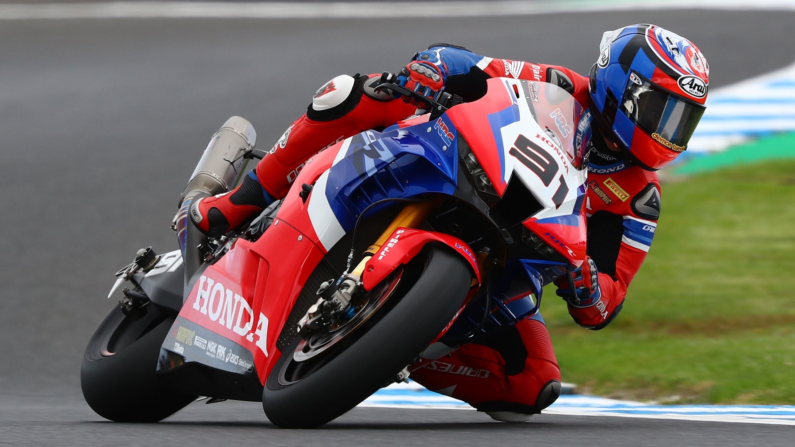 Toprak Razgatlioglu gana a Alex Lowes y Scott Redding una carrera memorable en Australia