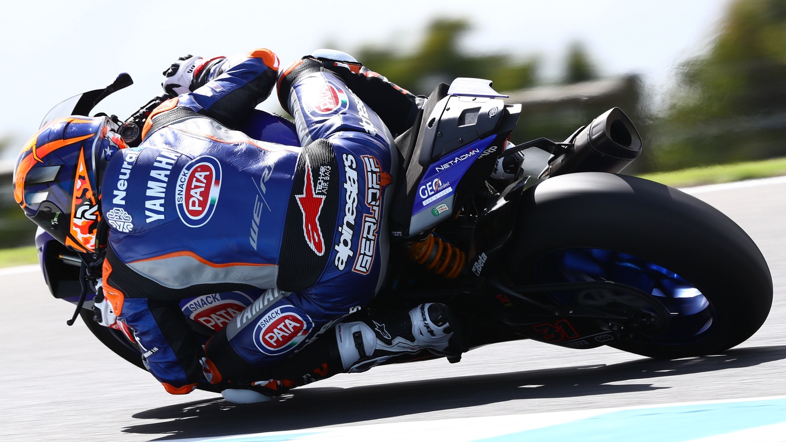 Jonathan Rea bate a Toprak Razgatlioglu en la última curva en Australia