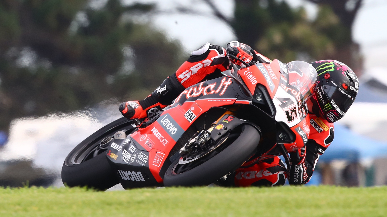 Jonathan Rea bate a Toprak Razgatlioglu en la última curva en Australia