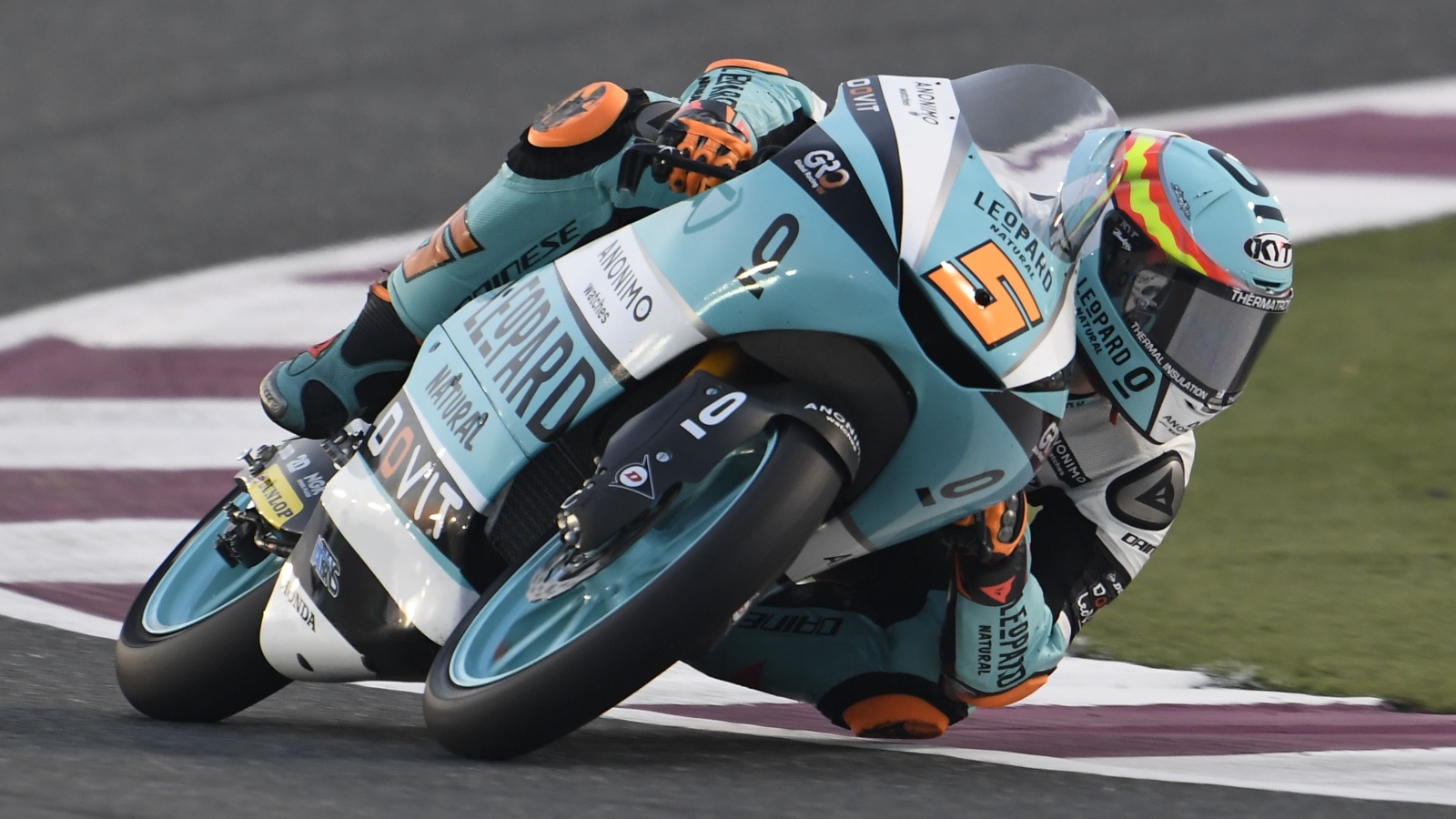 Albert Arenas se impone con maestría en Qatar y es el primer líder de Moto3 2020