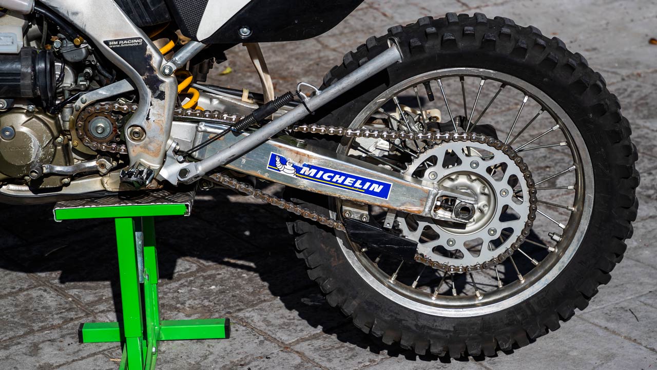 Cómo radiar las ruedas de nuestra moto de campo