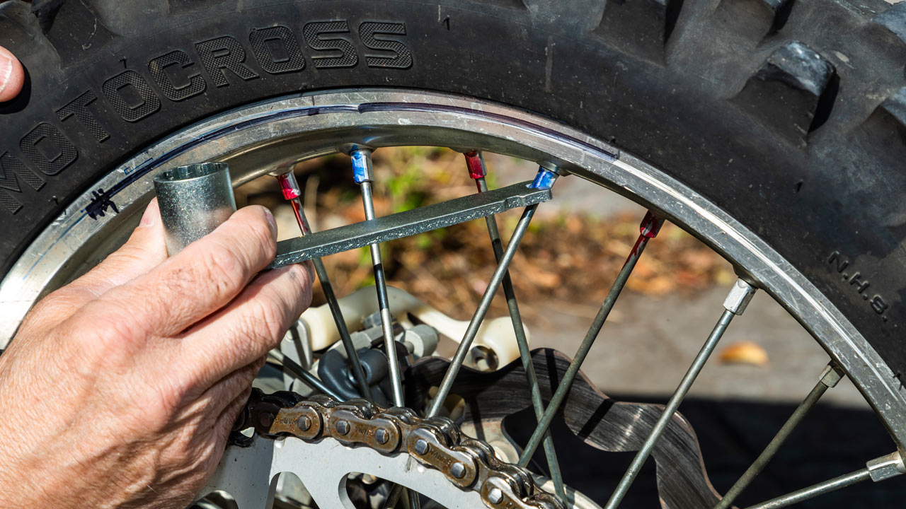 Cómo radiar las ruedas de nuestra moto de campo