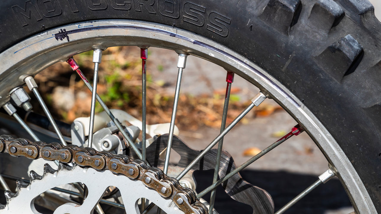Cómo radiar las ruedas de nuestra moto de campo