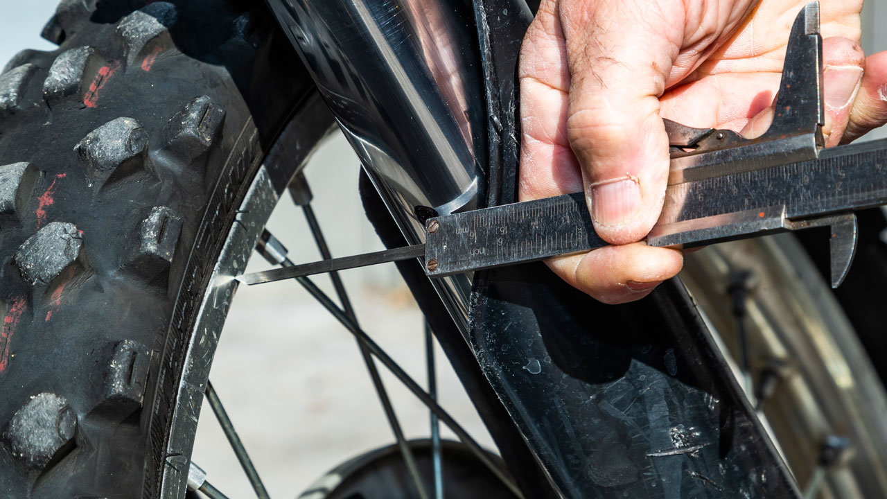 Cómo radiar las ruedas de nuestra moto de campo