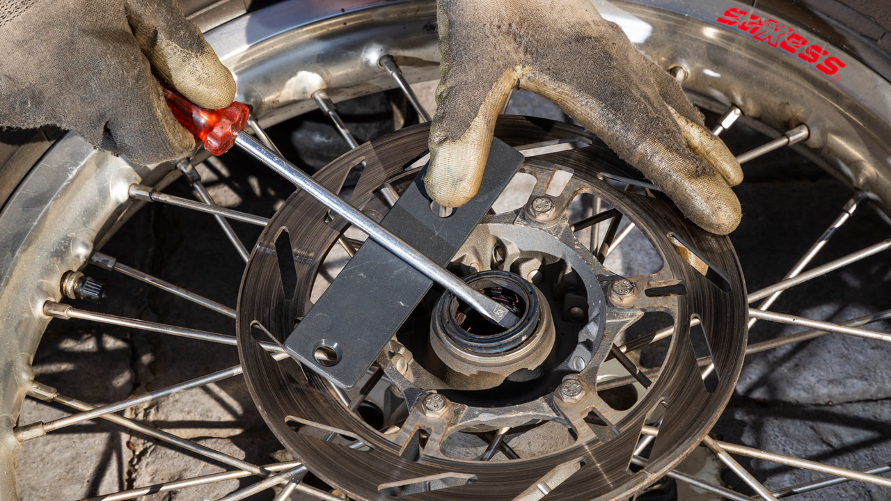 Cómo sustituir los rodamientos de las ruedas de la moto