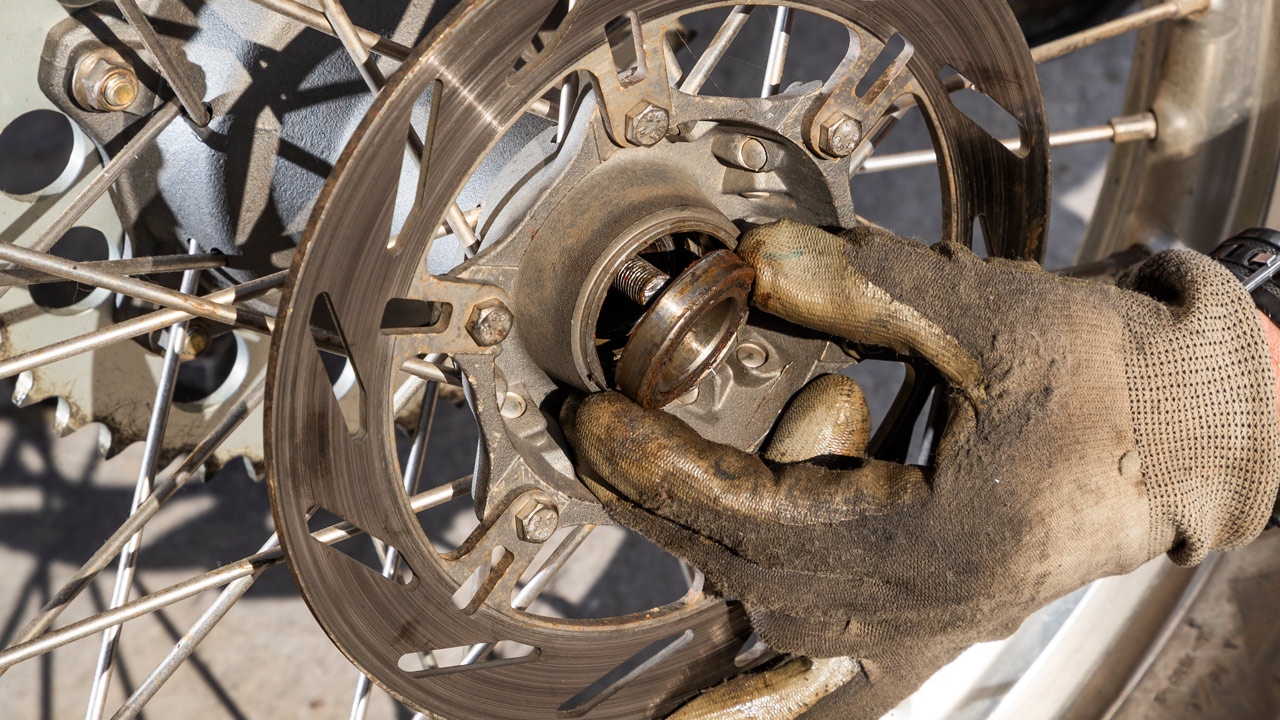 Cómo sustituir los rodamientos de las ruedas de la moto