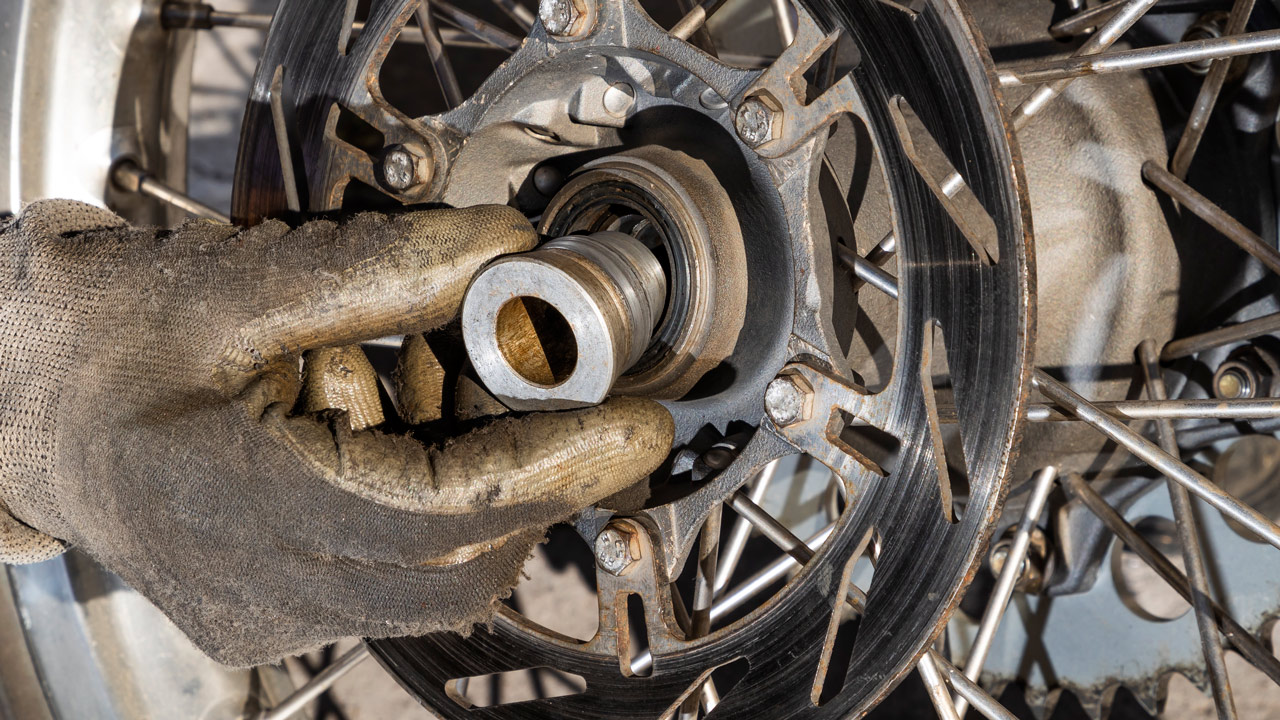 Cómo sustituir los rodamientos de las ruedas de la moto