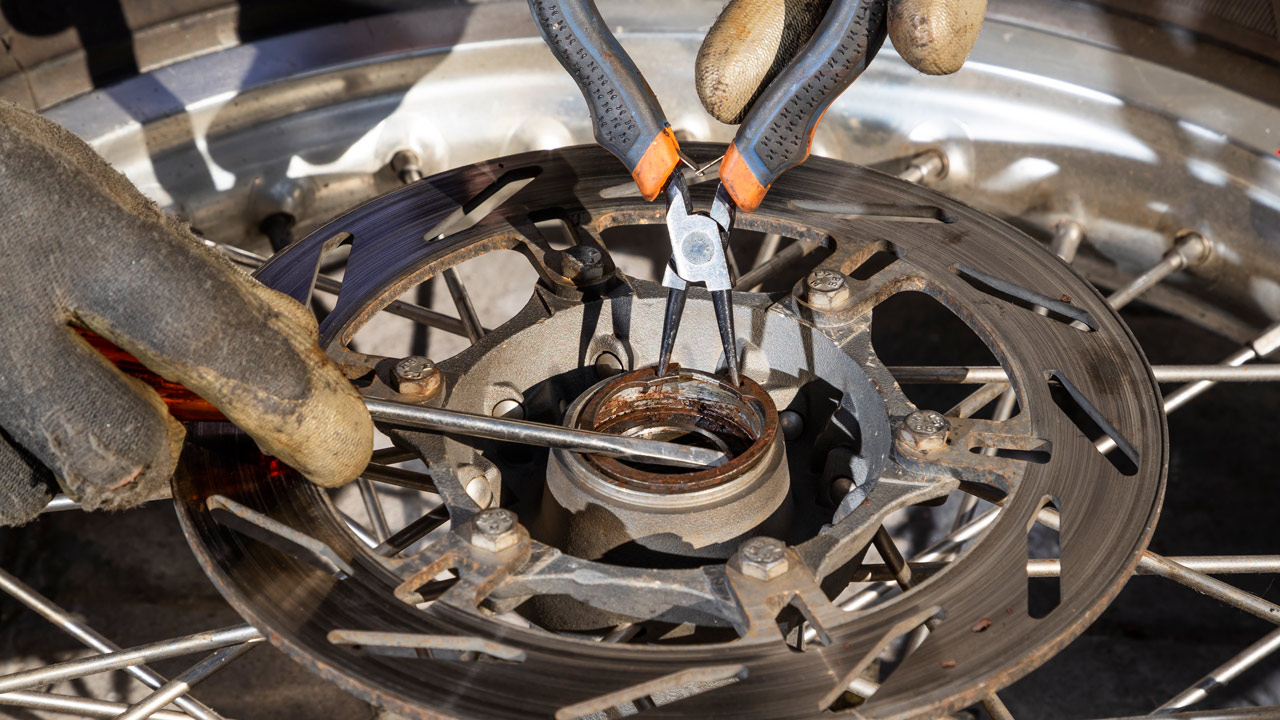 Cómo sustituir los rodamientos de las ruedas de la moto