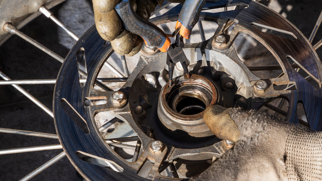 Cómo sustituir los rodamientos de las ruedas de la moto