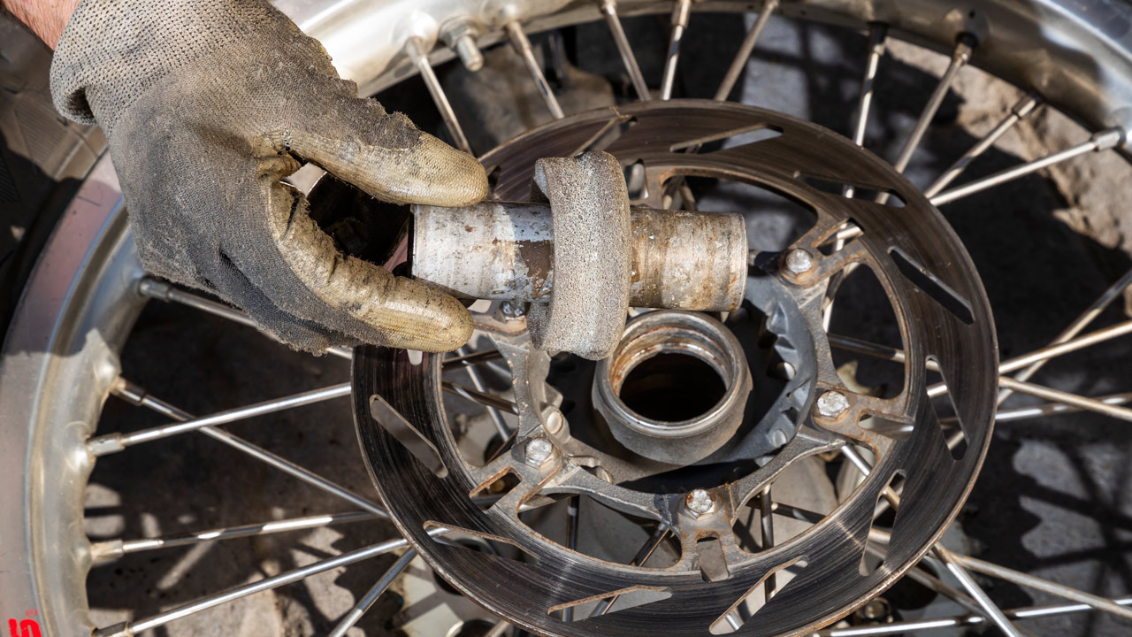 Cómo sustituir los rodamientos de las ruedas de la moto