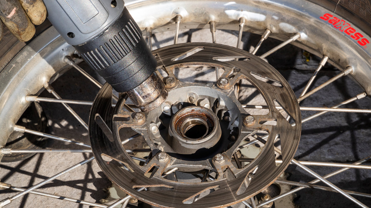Cómo sustituir los rodamientos de las ruedas de la moto
