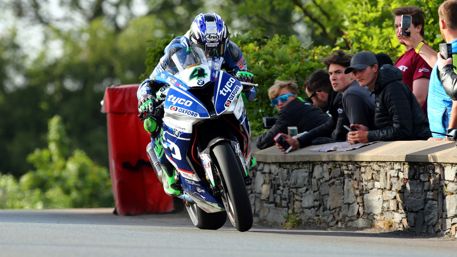 Ian Hutchinson volverá a llevar una BMW en las road races tras fichar por el TAS Racing