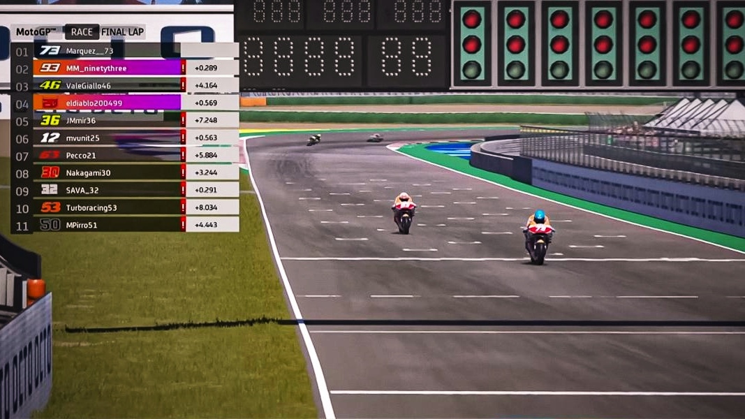 Álex Márquez bate a Marc Márquez en la última curva de la Carrera Virtual de Misano