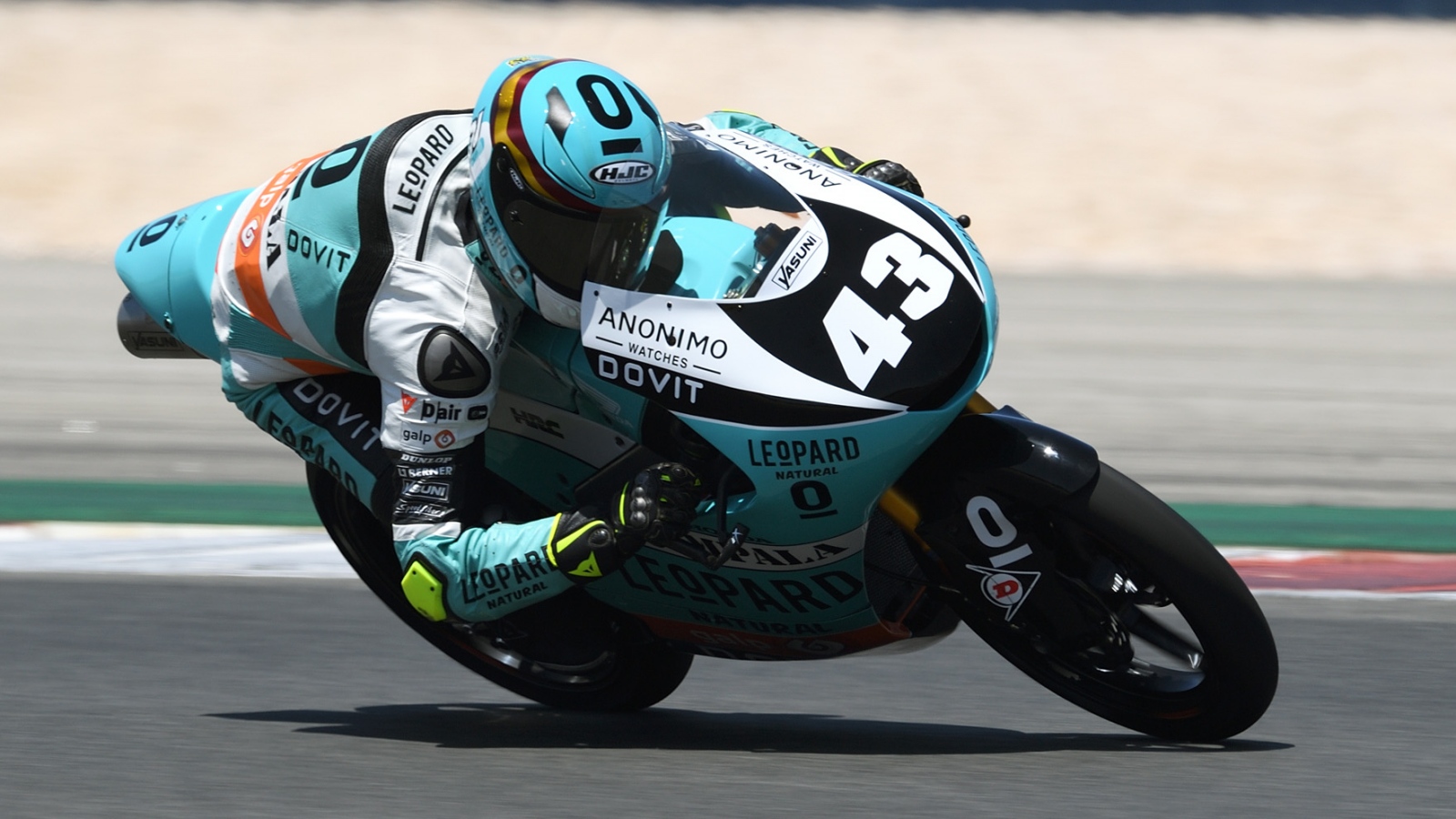 Pedro Acosta vence a Xavi Artigas en Portimao y se pone líder del Mundial Junior de Moto3