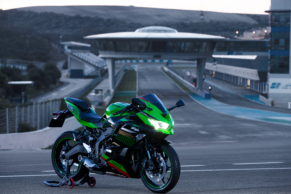 La Kawasaki Ninja ZX-25R debuta de forma oficial, ¡promete 50 cv!