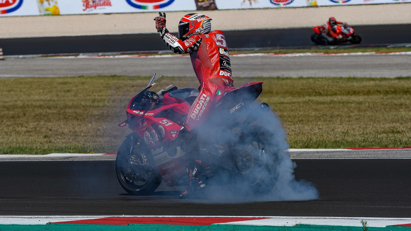 NoTodoMotoGP: Lorenzo Savadori más líder, Xavi Forés brilla y ganan Alberto Ferrández y Bea Neila 
