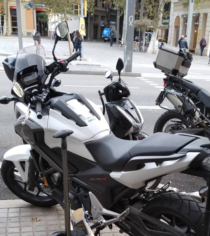 ¡Riesgo! Barcelona y el peligro de ir en moto entre bloques de hormigón y pintura deslizante