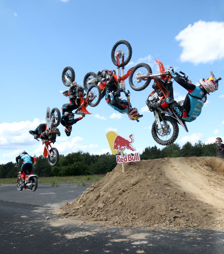 ¡Récord del mundo! 10 backflips en 30 segundos. Luc Ackermann bate la marca de Travis Pastrana