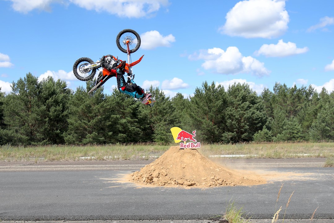 ¡Récord del mundo! 10 backflips en 30 segundos. Luc Ackermann bate la marca de Travis Pastrana