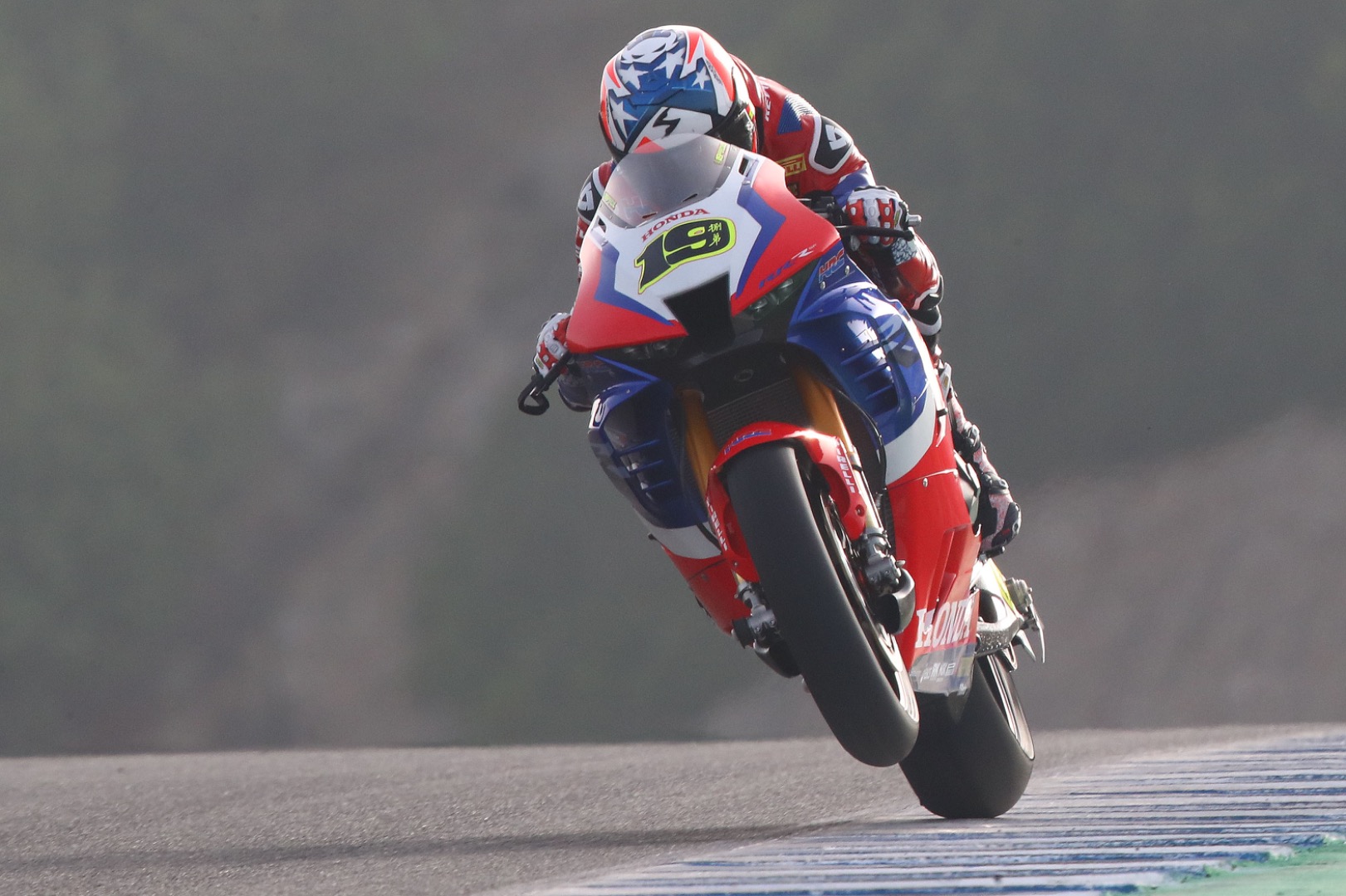 Scott Redding bate a Tom Sykes y Jonathan Rea en la batalla por la Superpole