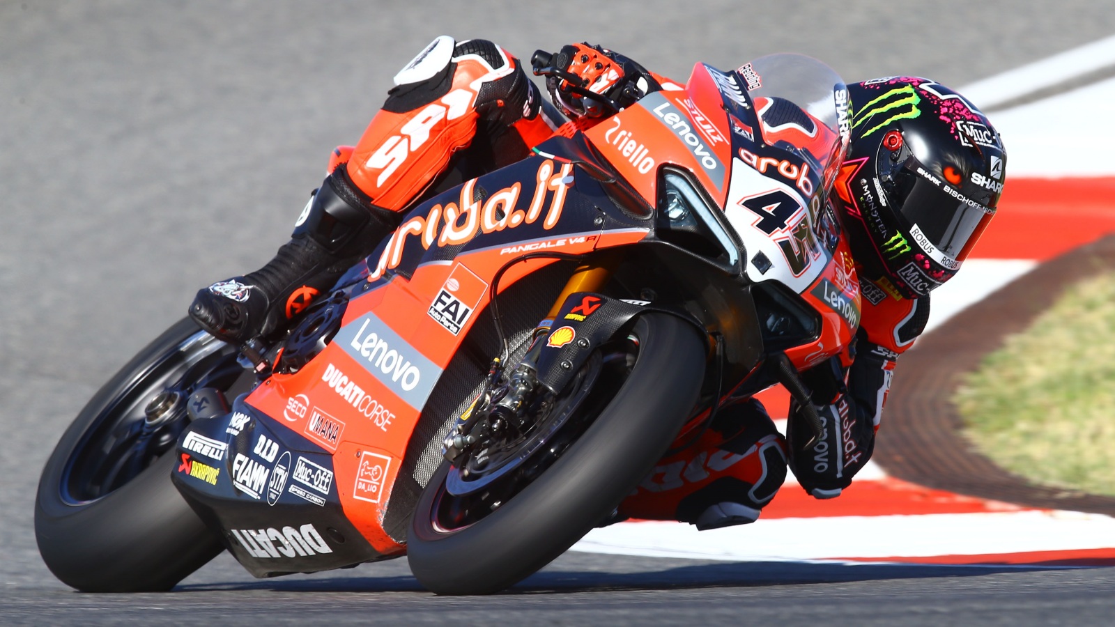Jonathan Rea completa el triplete en Portimao y arrebata el liderato a Scott Redding